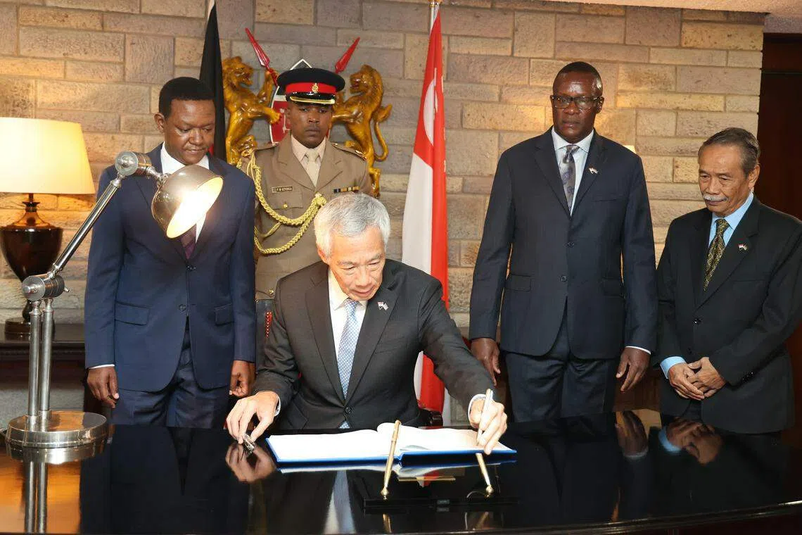 李总理在乔莫·肯雅塔国际机场的贵宾室签名留念。在场的除了肯尼亚外交和侨务部长穆图阿（左一），也包括肯尼亚信息通信和数字经济部长奥瓦洛（Eliud Owalo，右二）以及新加坡驻肯尼亚最高专员（非常驻）雅迪曼（右一）。（何家俊摄）
