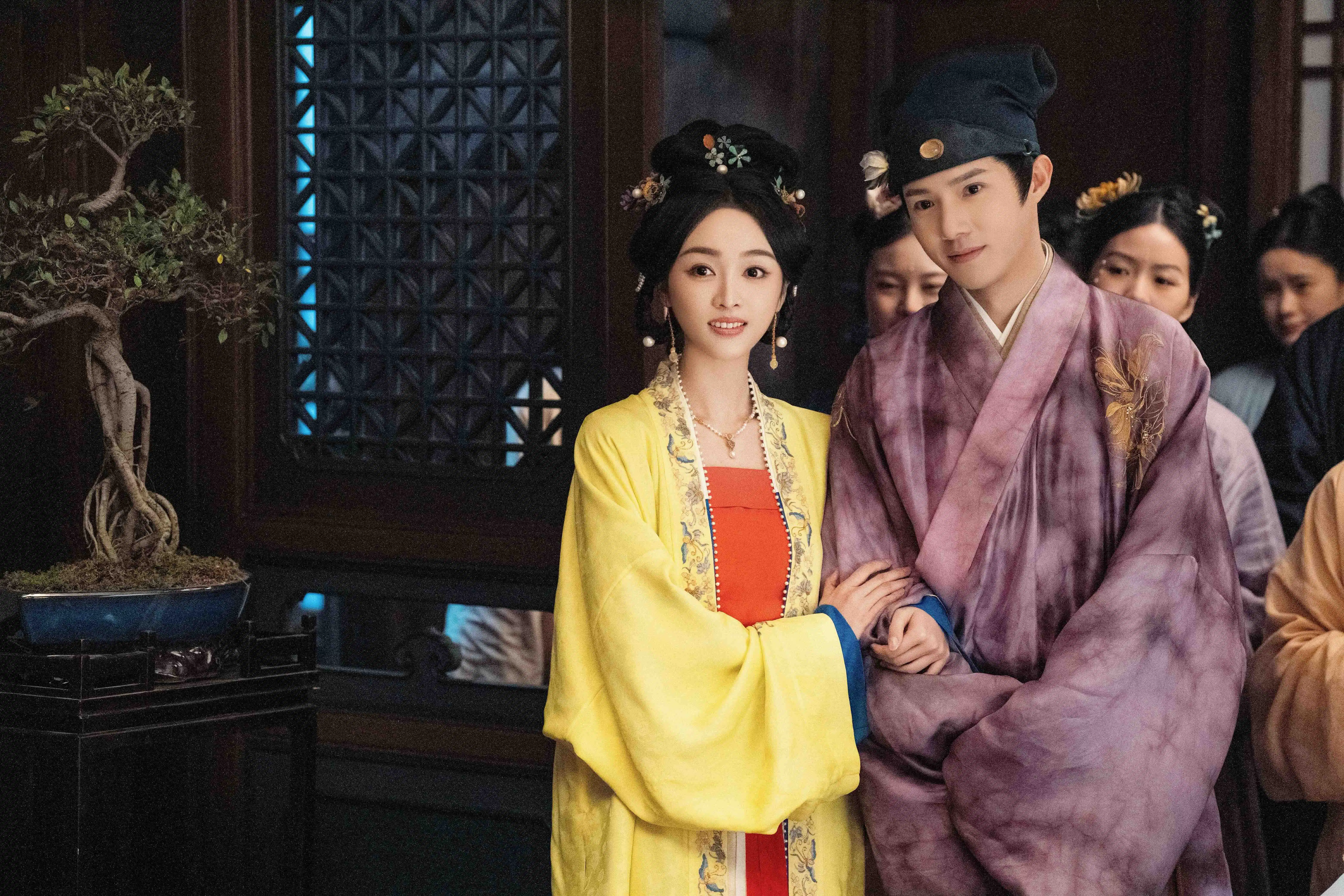 吴宣仪（左）饰演的二娘，对黄圣池饰演的夫婿管教很严。（Netflix提供）