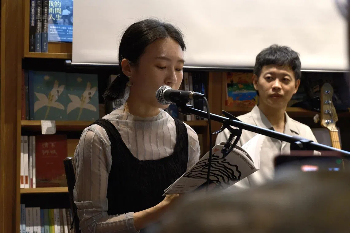蔡依玲（左）在草根书室举办的讲唱会上，导读散文开篇《开学日》，右为浅堤乐团鼓手堂轩。（孙靖斐摄）