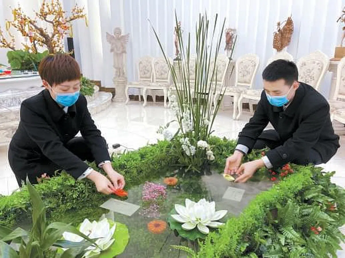 北京八宝山殡仪馆近年开始推出水溶性纸祭祀品。（北京日报）