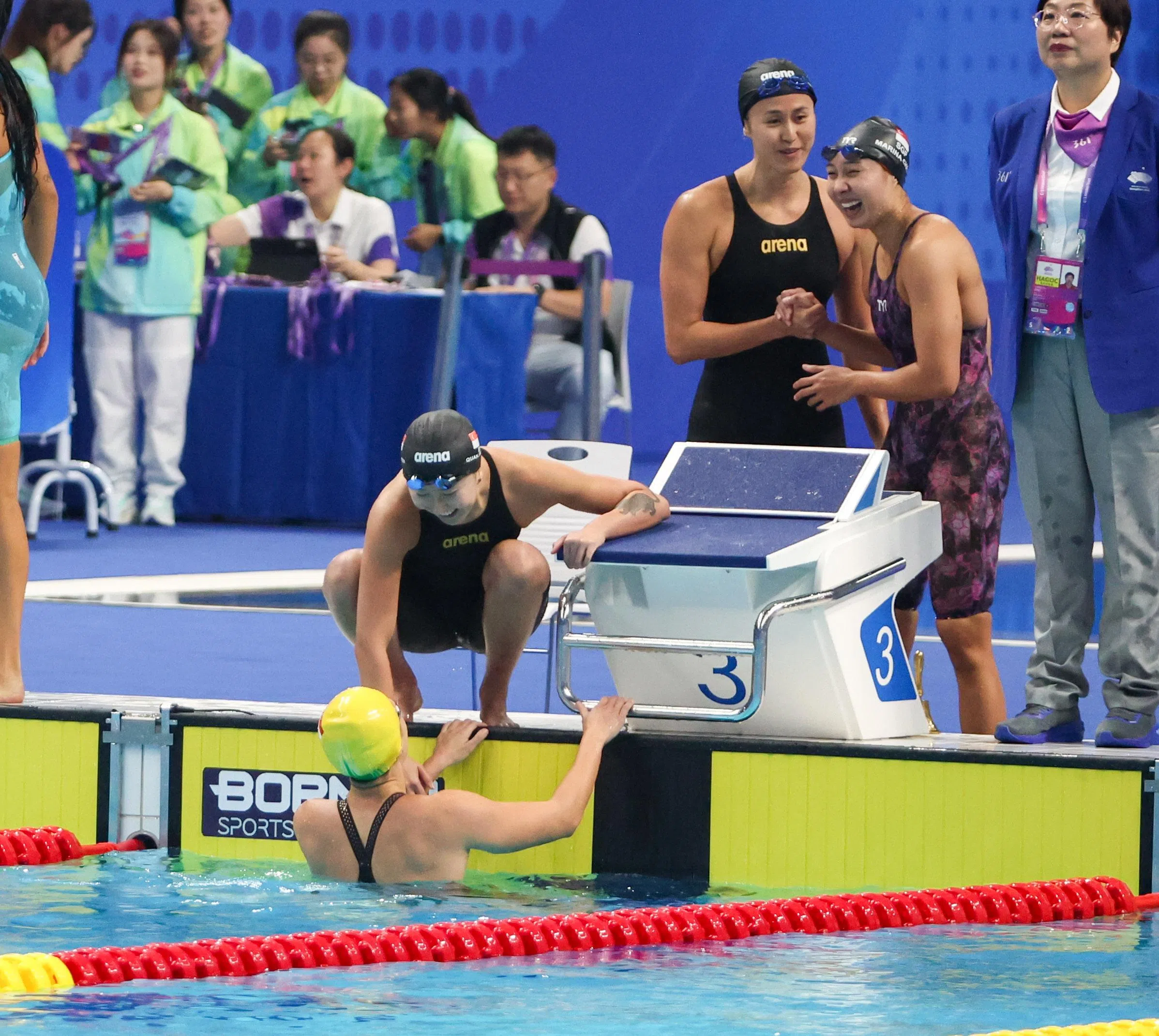 新加坡团队在女子4X100米自由泳接力赛以3分44秒16的成绩，排名第四。（陈渊庄摄）