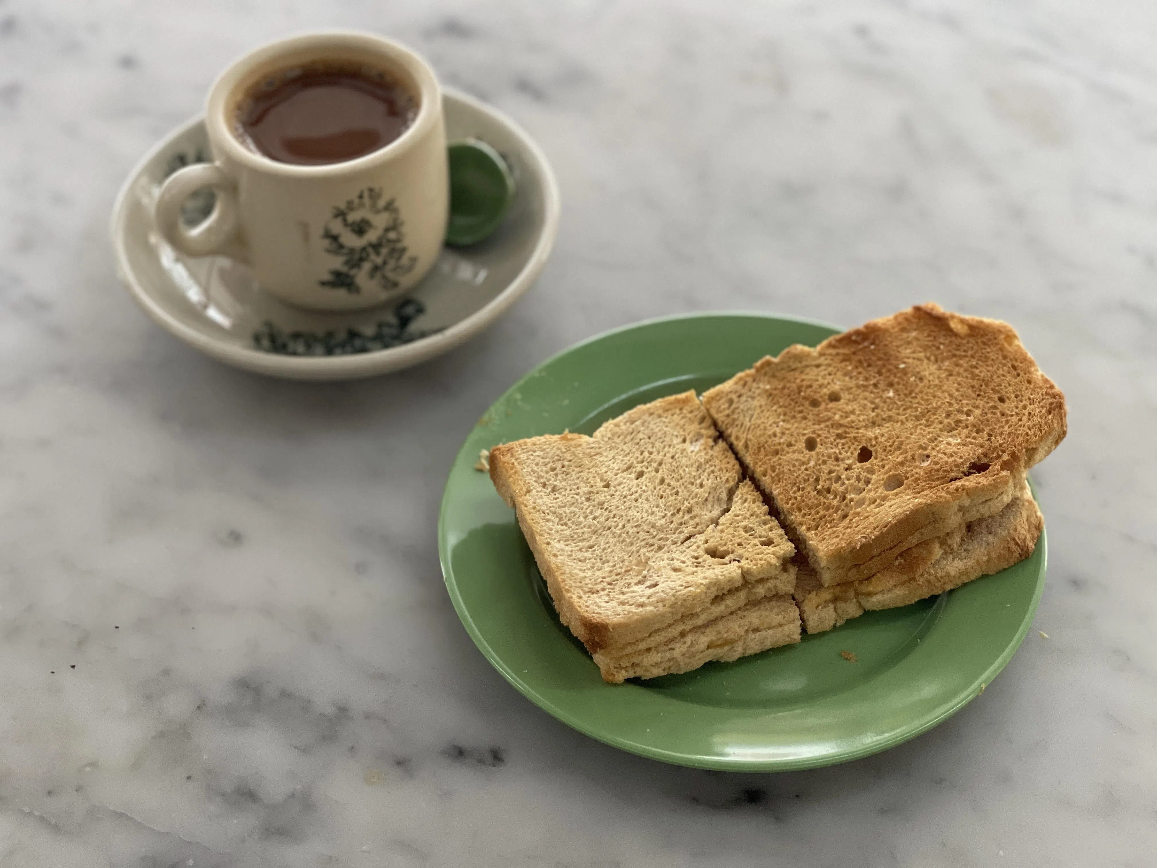 金黄酥脆的烤面包，加上一杯热咖啡，便是暖心的南洋风味早餐。（黄靖晶摄）