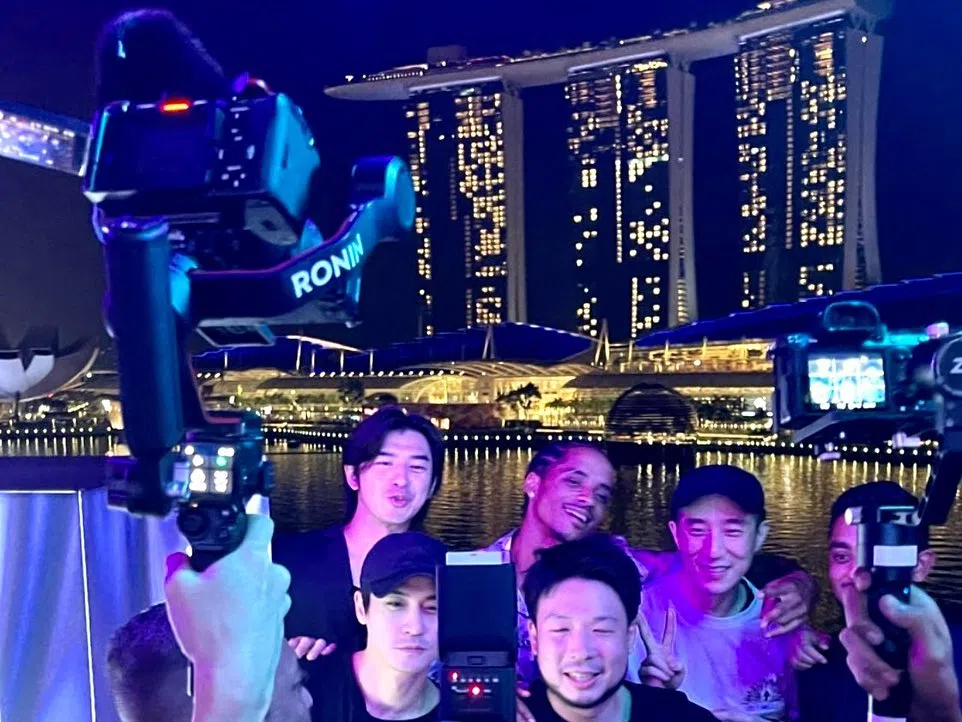 房祖名（后排右二）三年前曾在新加坡留下身影。（取自房祖名IG）