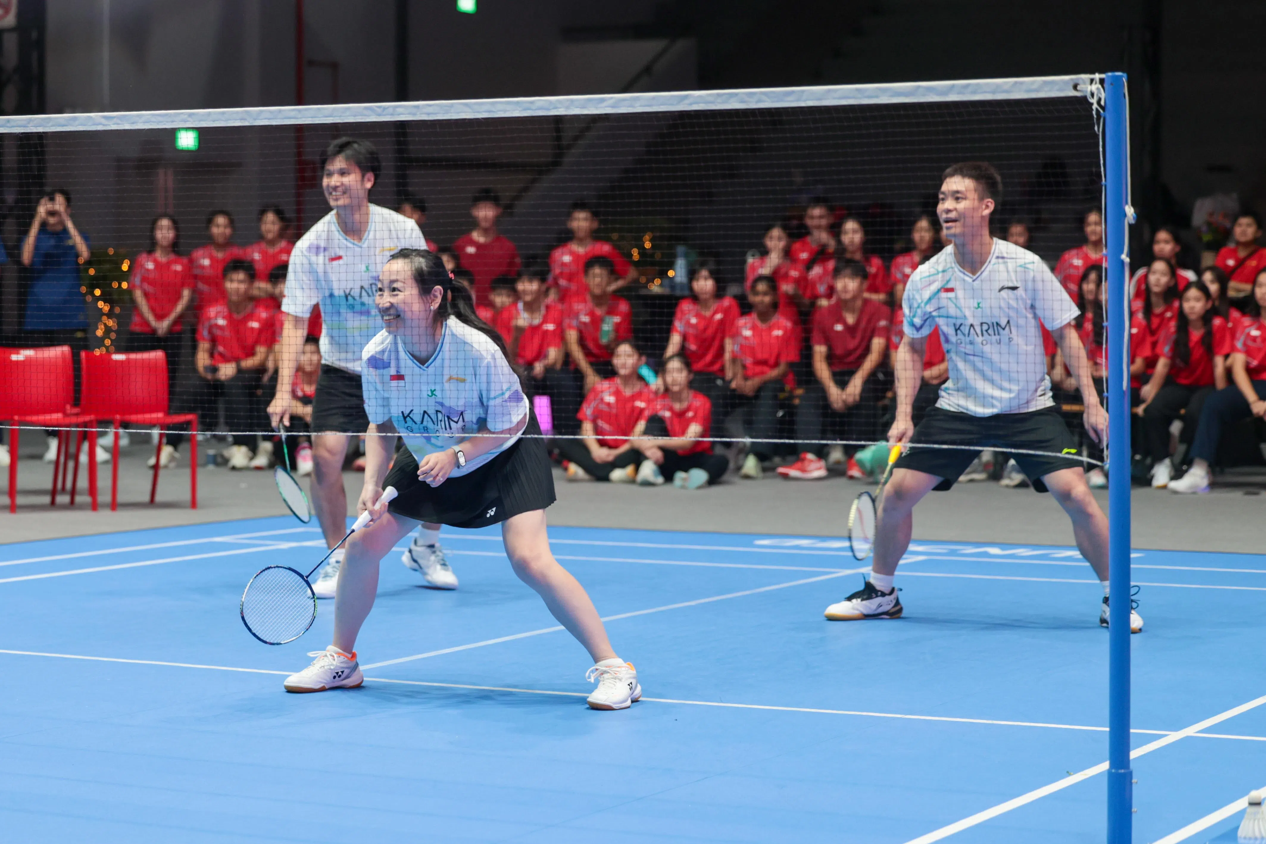 我国羽球名宿黄梓良（白衣左）对这块场地有美好的记忆，小时候经常和夺得东运冠军的父亲一起来打球。（吴先邦摄）