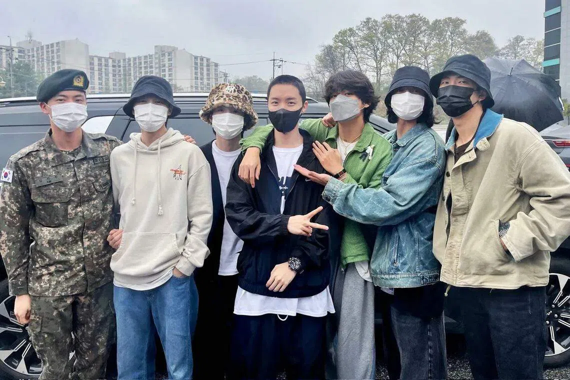 JIN（左起）、智旻、SUGA、RM（右起）、柾国和V，在4月18日送J-HOPE（中）入伍。