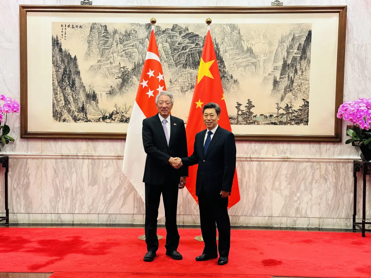 国务资政兼国家安全统筹部长张志贤（左）星期五（3月22日）在北京钓鱼台国宾馆，与中共政治局委员、中央政法委书记陈文清会面，这是两人首次会晤。（杨丹旭摄）