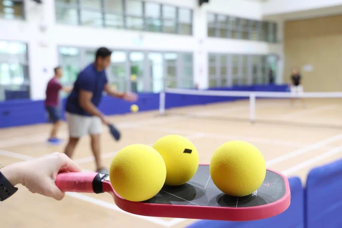 蒙巴登区自今年初起便展开了一系列宣导工作，包括在1月11日举办静音匹克球试玩活动，并向120多名居民赠送泡棉静音球。图为静音效果显著的泡棉球。（档案照片）