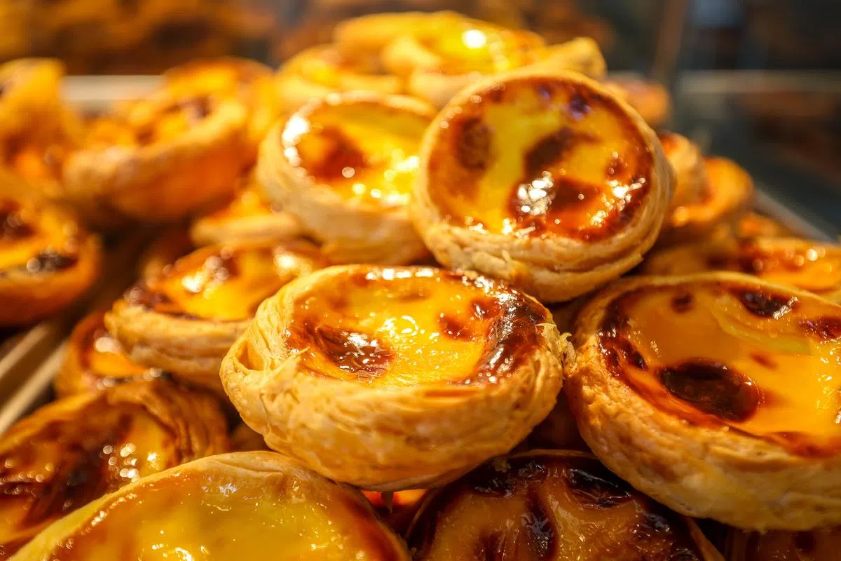 这里的葡式蛋挞有两种大小，有一口吃的小蛋挞也有正常大小的蛋挞，入口皆美味！（摄影 / 叶振忠）