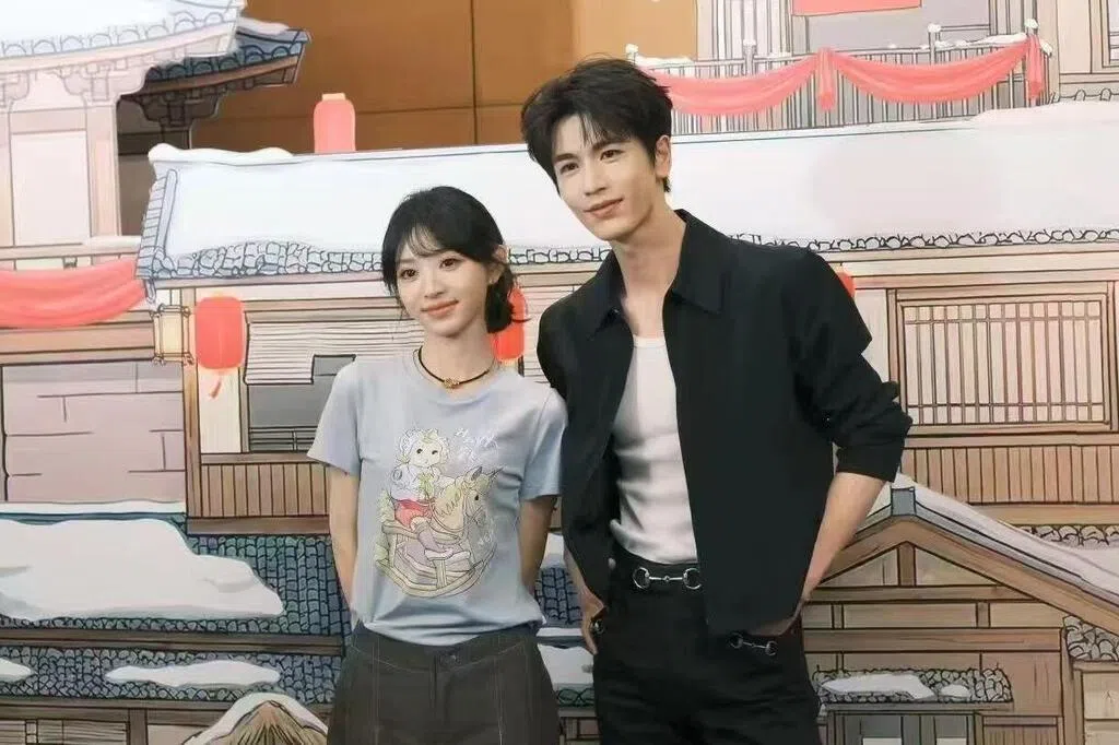 张凌赫《逐玉》庆功宴哽咽谈长剧曙光 田曦薇为何提新加坡？