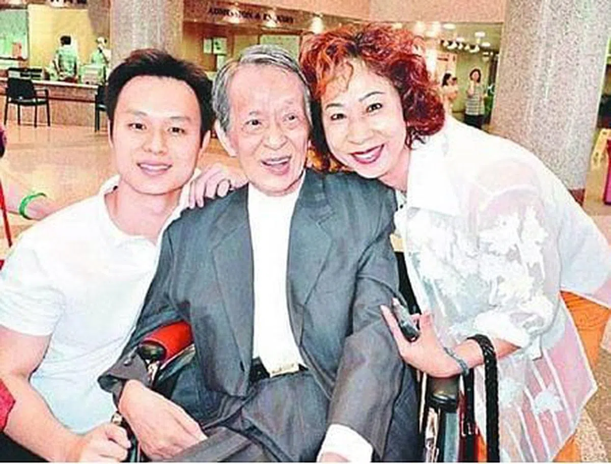 关海山的第四任妻子曾娣容（右）为他生下一子关可维（左）。（互联网）