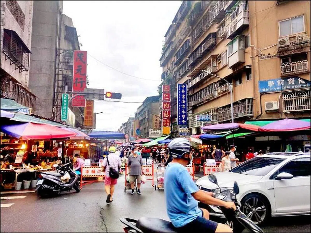 昨天适逢周六，滨江市场内、外都是采买的人潮。（互联网）