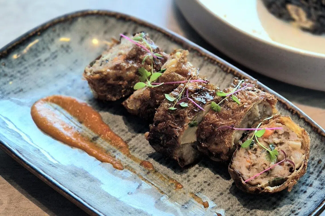 娘惹五香肉卷选用三个部位的猪肉，是限量手工菜。（陈爱薇摄）