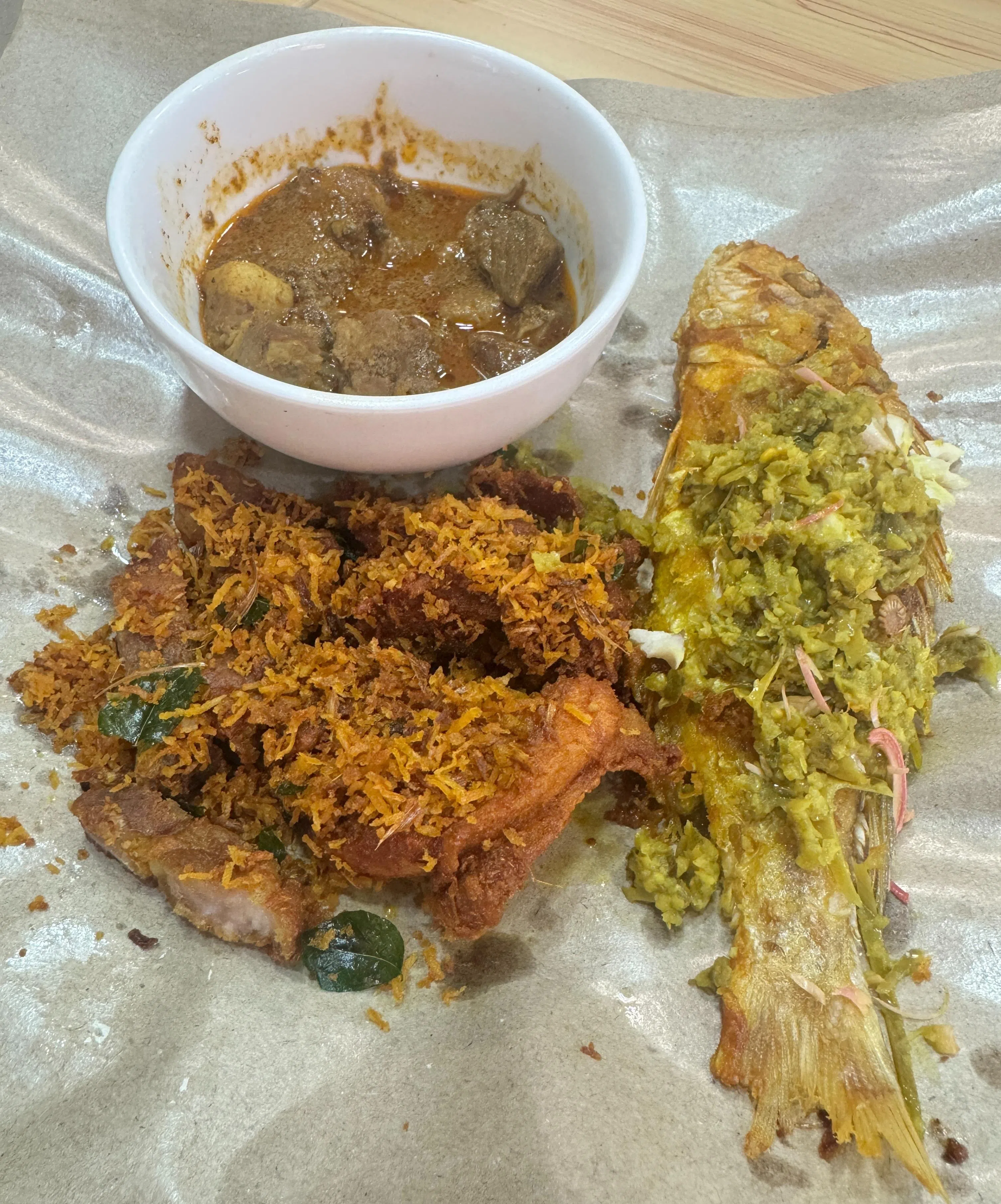 让人食指大动的马来香料炸猪肉、娘惹炸鱼和仁当猪肉。（翁铭芯摄）