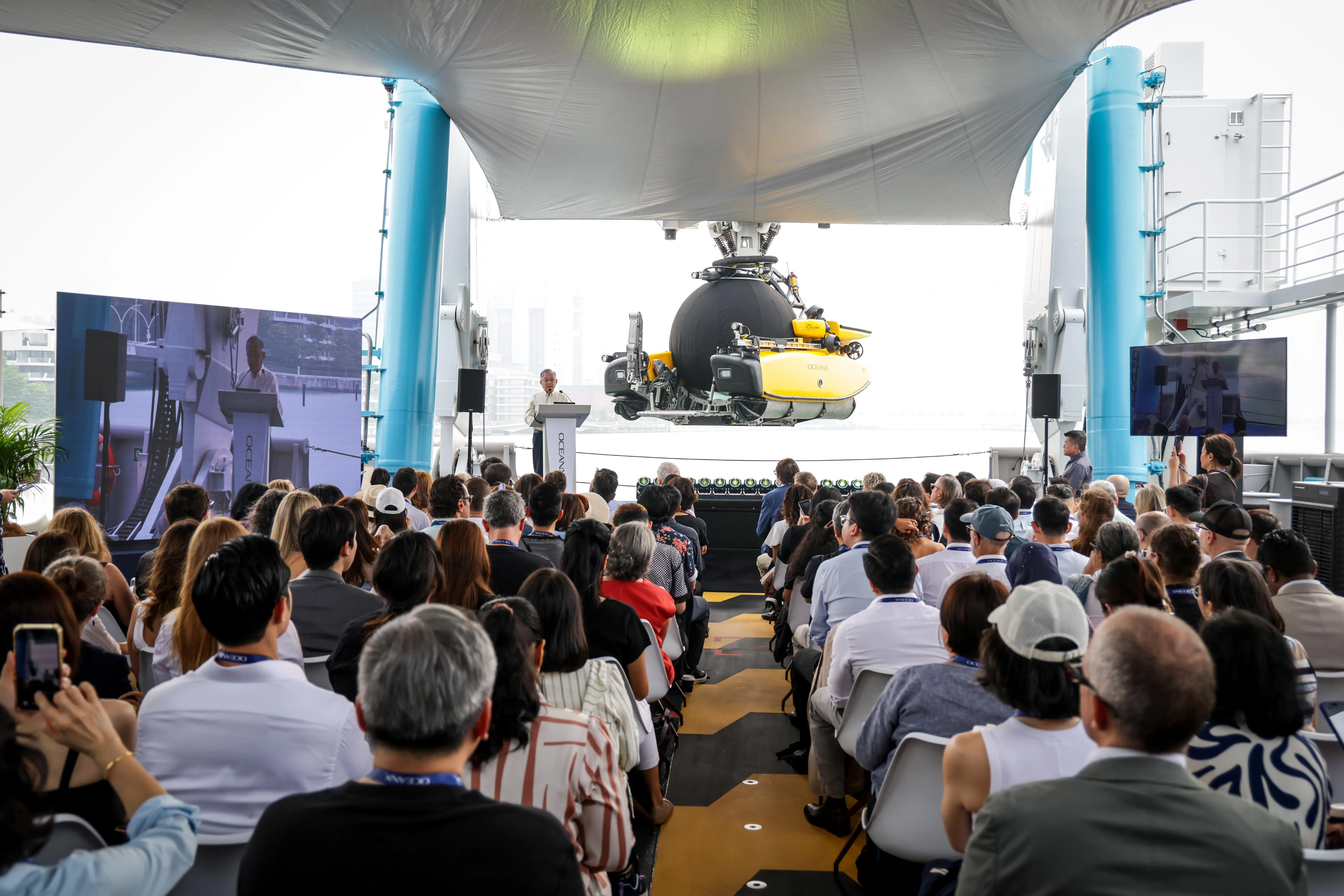 副总理兼能源贸工部长（贸易）颜金勇作为主宾出席峰会并致辞。随后，他在OceanX创办人兼首席执行官马克·达利欧（Mark Dalio）等人的陪同下，深入视察了这艘具备国际顶尖水平的现代化科研船。（叶振忠摄）
