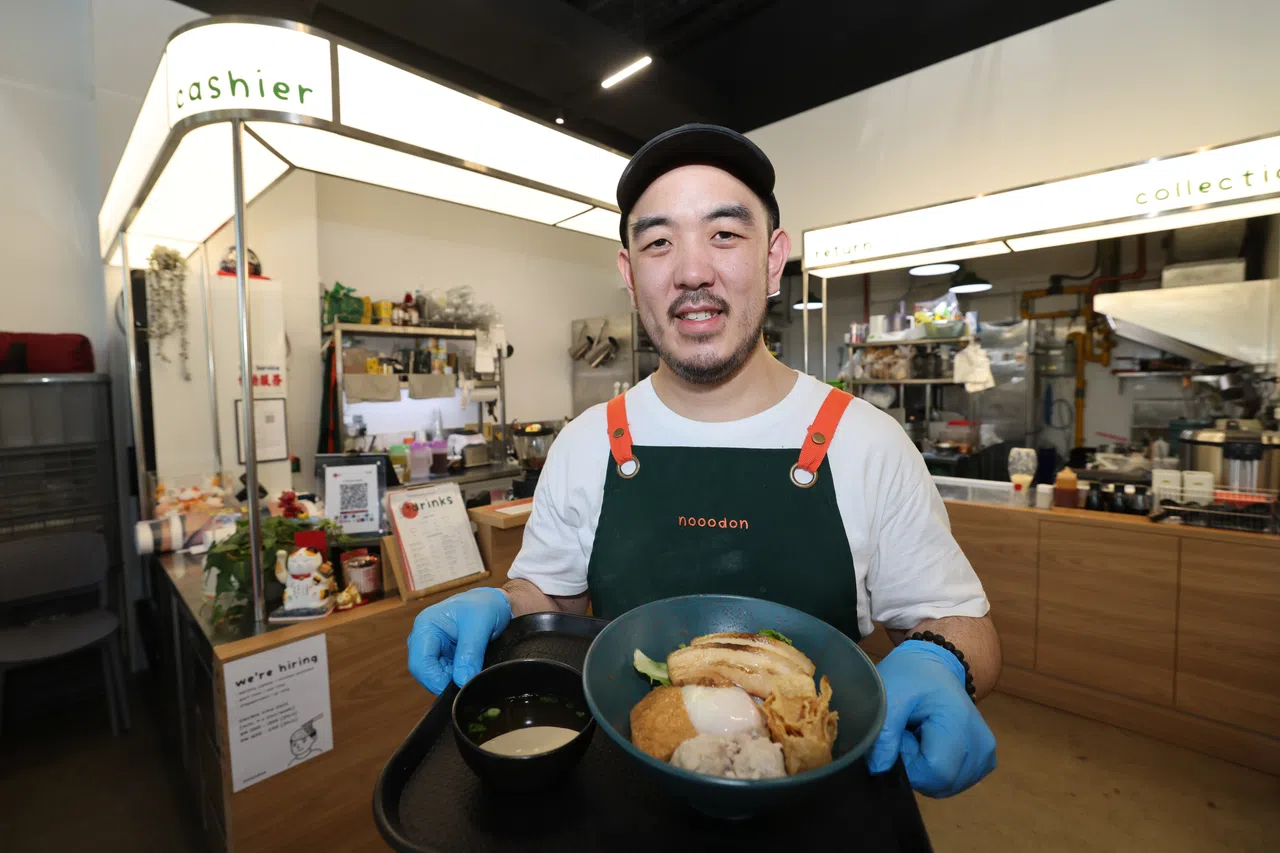 张育瑄与合伙人在义顺公园小贩中心的“51面屋”已歇业，目前两人把中日混合风味的肉脞面带到波东巴西，重新以“nooodon”品牌服务食客。（唐家鸿摄）