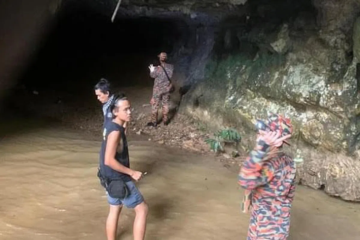 当时大雨来得非常之急短短几秒间下水道变成急流，令周秀娜与谭俊彦及工作人员被困洞内，情况相当险峻。（霹雳州消防局照片）