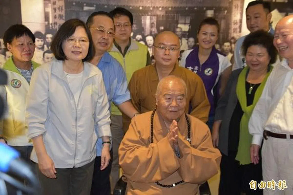星云大师（中）2015年在一场活动中称蔡英文（左二）是台湾的妈祖婆，并预言她一定会当选总统。（自由时报）