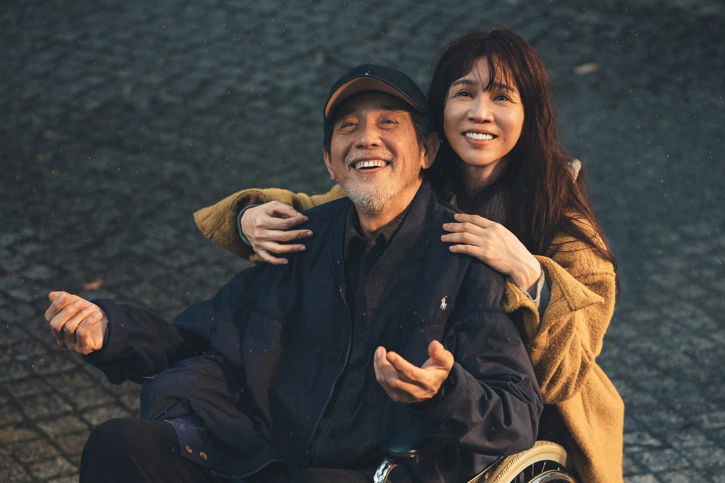 秦汉（左）和谢盈萱在剧中饰演父女。（Netflix提供）