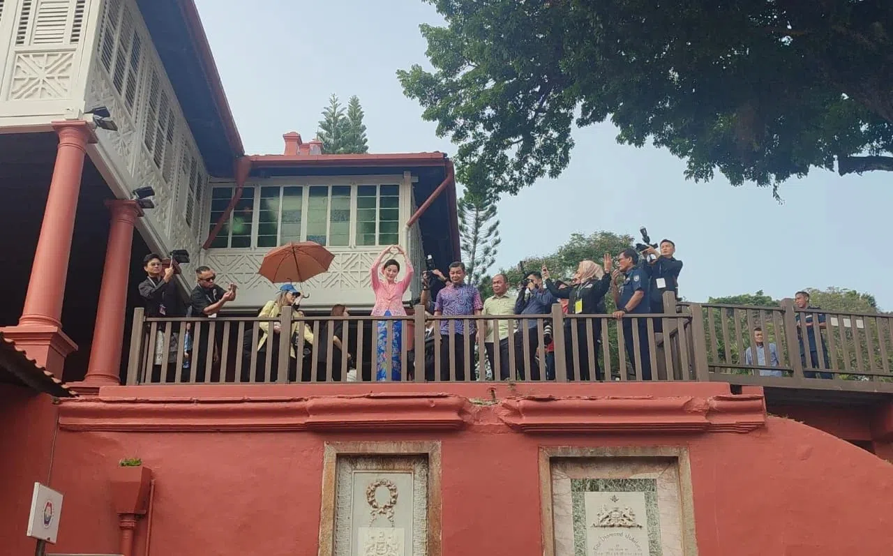 范冰冰站在红屋的观景台上，向粉丝比心心和送飞吻。（互联网）