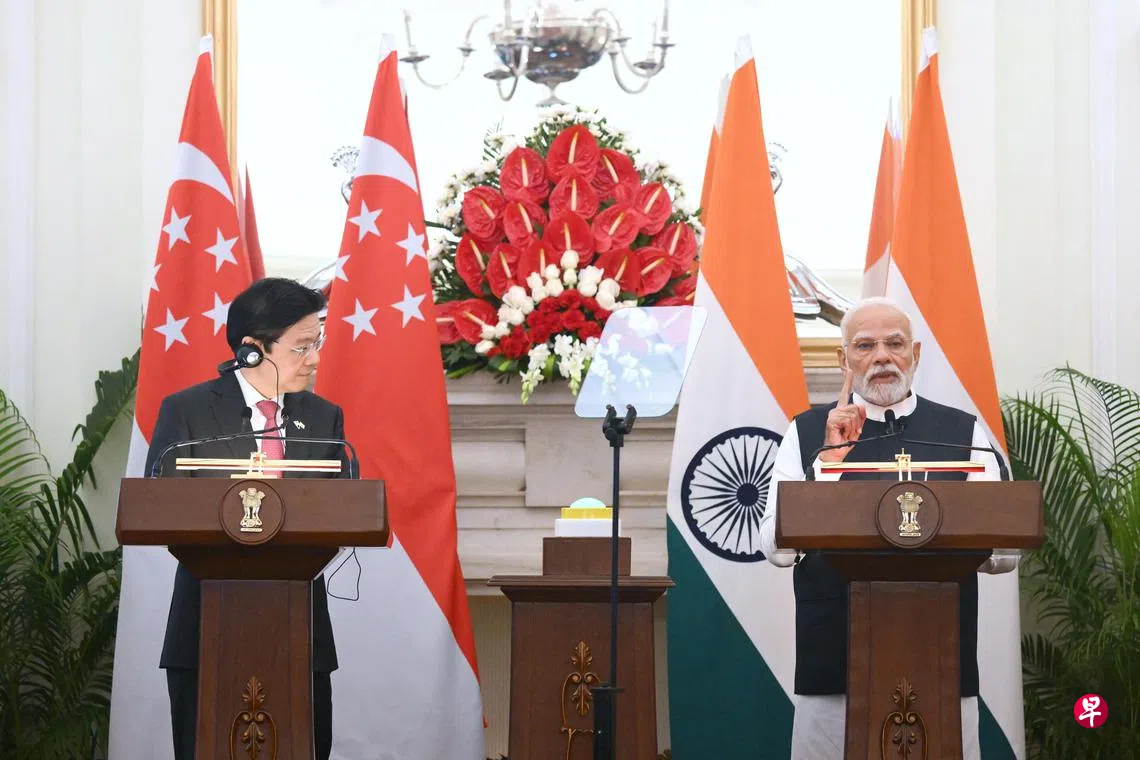 我国总理黄循财（左）和印度总理莫迪共同主持记者会，公布新印两国如何推进全面战略伙伴关系。 （海峡时报）