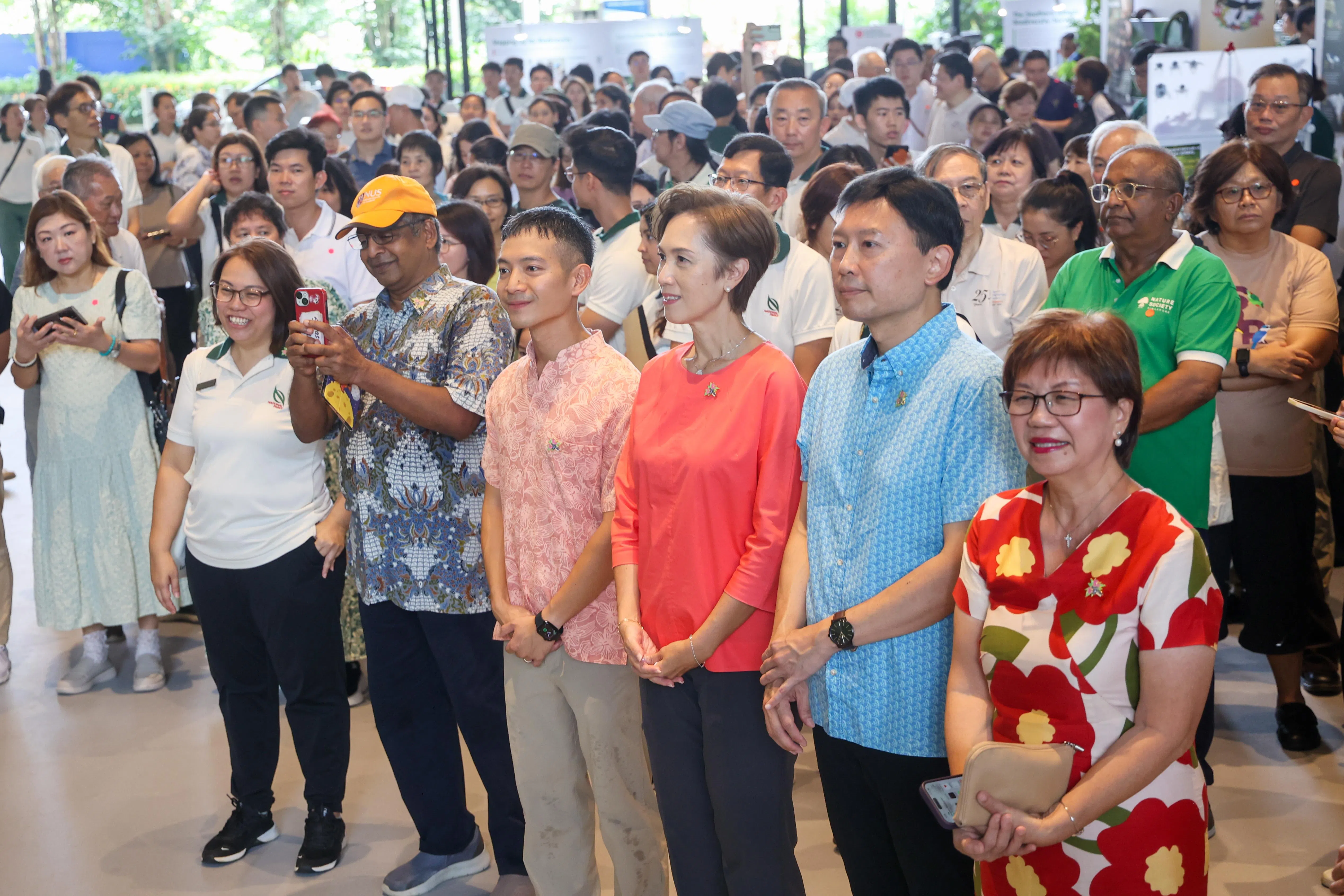 国家发展部长徐芳达（右二）以及三名惹兰勿剎集选区议员——数码发展及新闻部长杨莉明（右三）、潘丽萍（右一）和罗守恩（右四）星期六出席第14届生物多元节开幕式。（蔡家增摄）