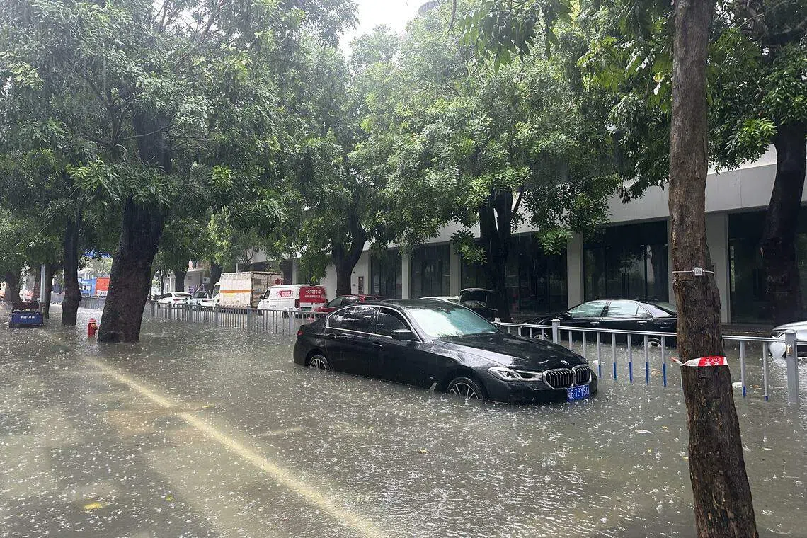 受“海葵”残余环流和季风影响，深圳市多区星期四傍晚起出现暴雨，星期五部分地段仍有大量内涝积水。（林煇智摄）