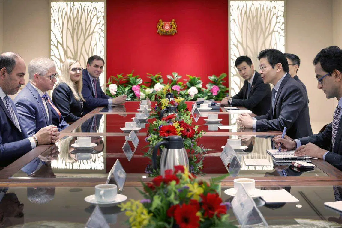 副总理兼财政部长黄循财（右二）与美国国会代表团，讨论了区域地缘政治，以及我国发展金融科技生态系统的经验。（取自黄循财脸书）