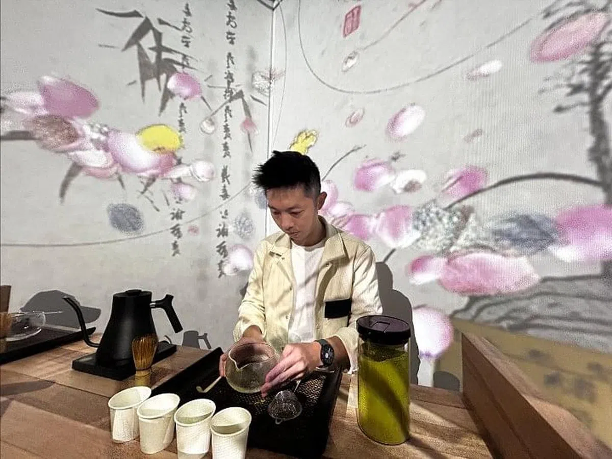 Matchaya会现场示范并讲解抹茶文化（王昀诗摄）。