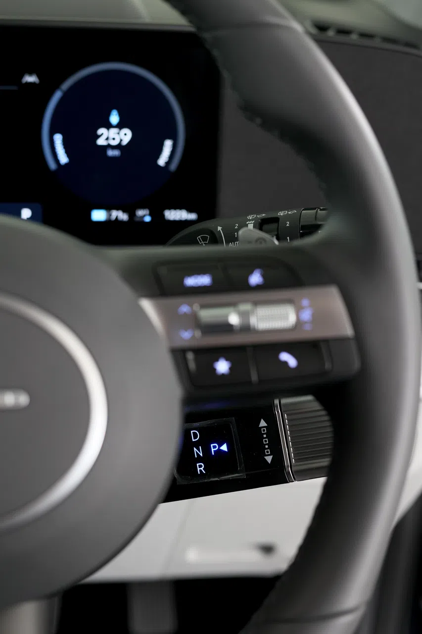 Kona的传统换挡杆不在中央扶手处，改装在方向盘后方。（龙国雄摄）