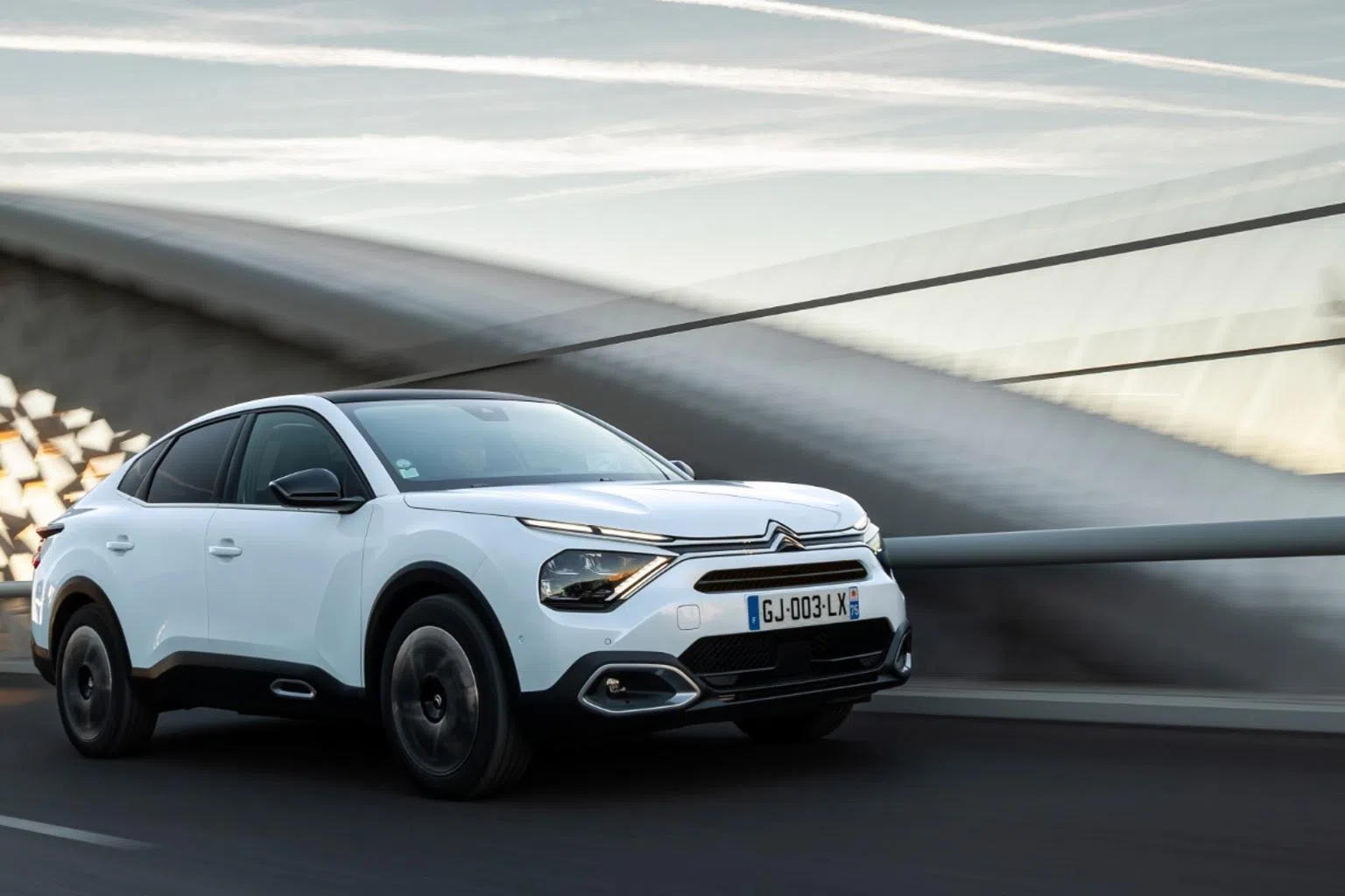 雪铁龙e-C4X掀背电动车专为全家舒适驾乘设计，渐进式压缓冲悬挂系统提供平稳的驾乘体验，并搭载丰富的信息娱乐和安全功能。（图/Citroën提供）