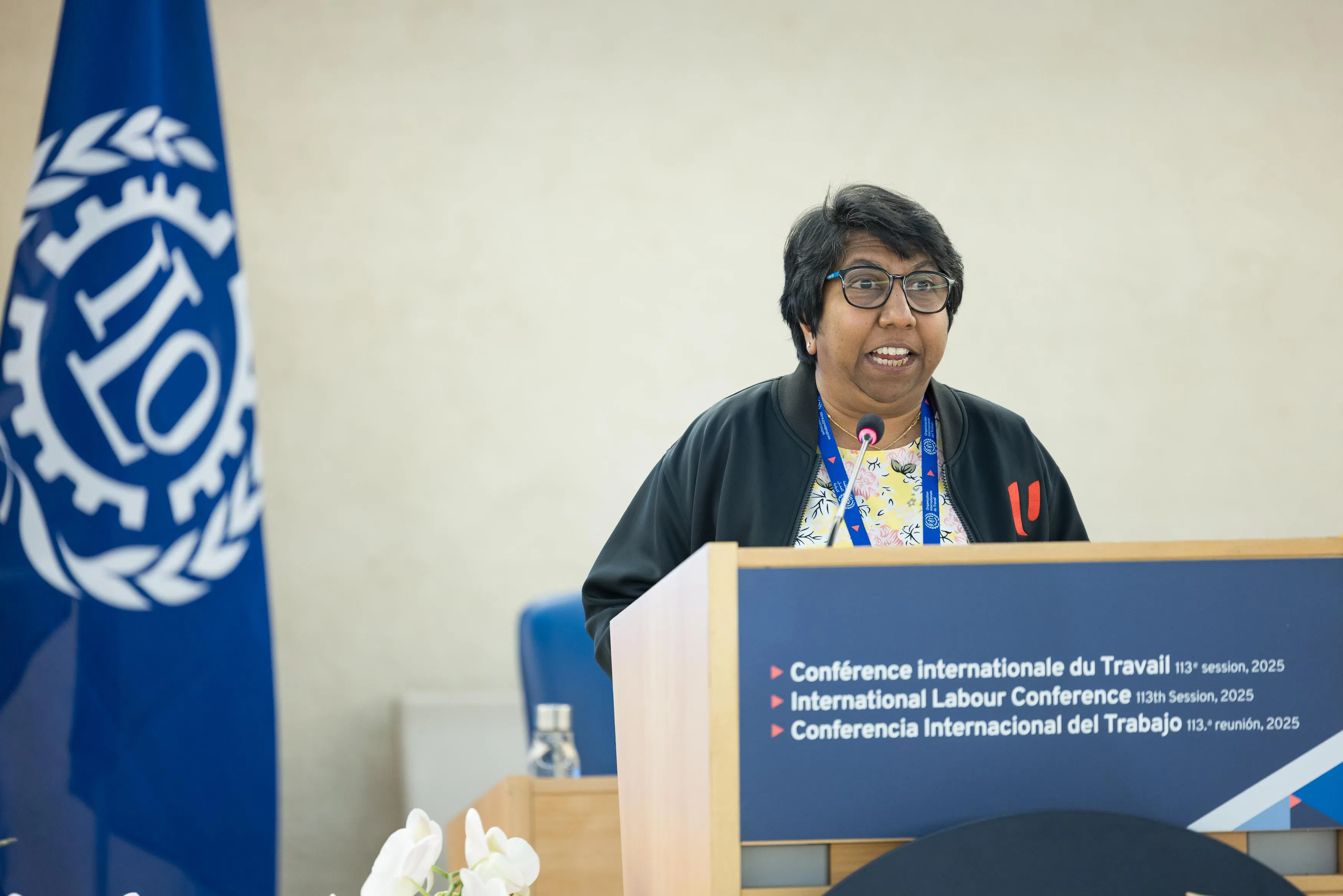 全国职工总会会长丹娜乐芝米在瑞士日内瓦举行的第113届国际劳工大会上发言时，呼吁国际社会制定具法律约束力的国际公约，加强对平台人员工人的劳动保障。（国际劳工组织提供）