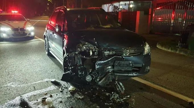 两辆车相撞后，车头严重受损。（取自法庭文件）