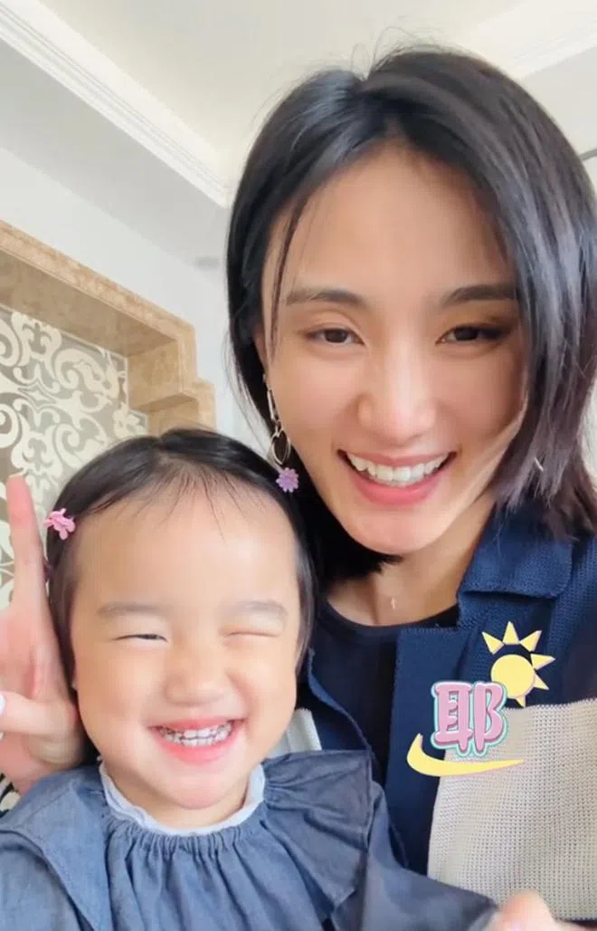 海哈金喜（右）的女儿最后接受搬新家，破涕为笑。（视频截图）