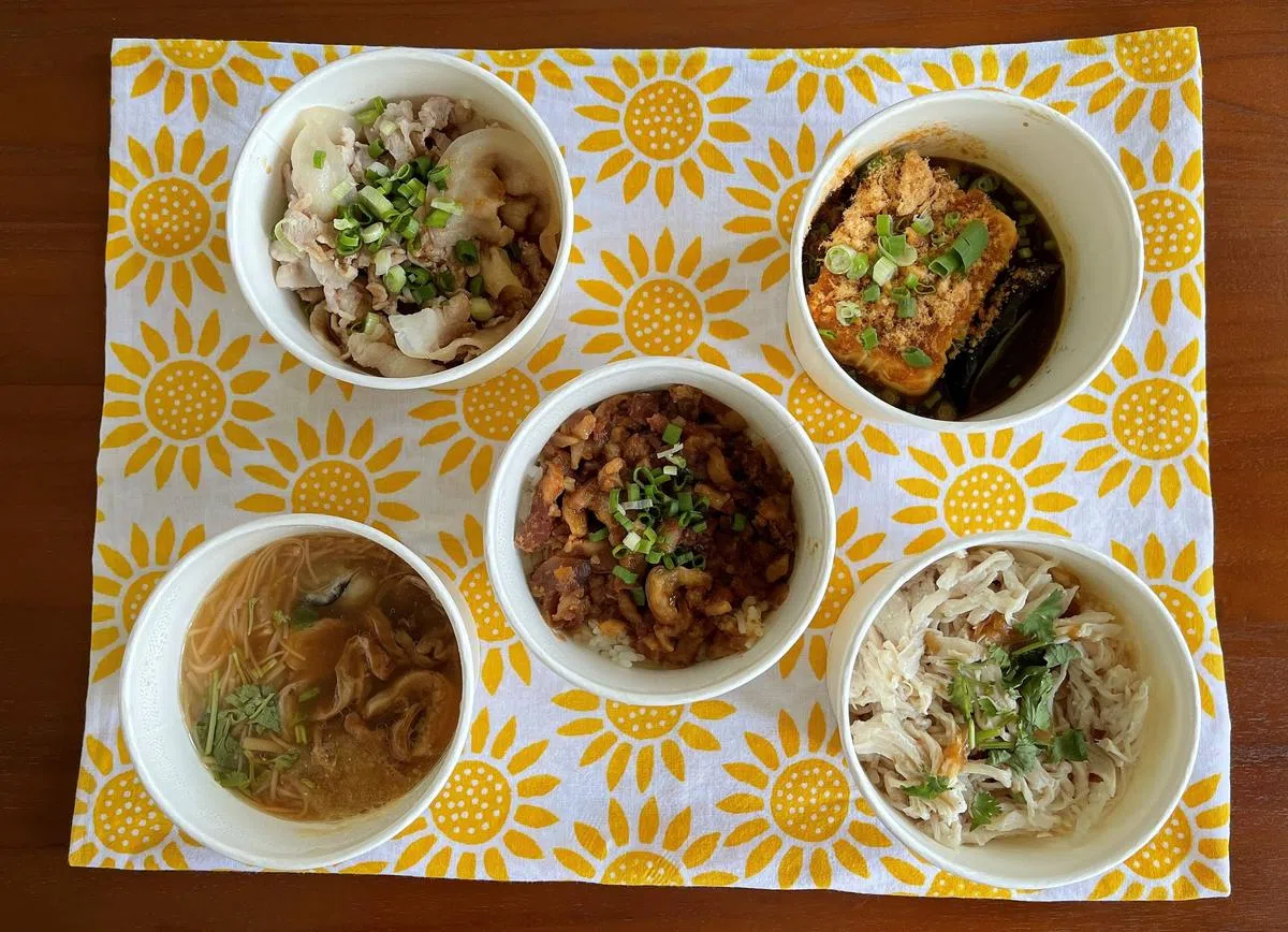 呷三碗套餐包括小碗的招牌卤肉饭、鸡肉饭和蚵仔大肠面线。（黄靖晶摄）