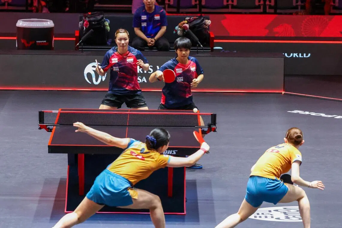 新加坡组合（红蓝衣）一度给对手带来了不小麻烦，但日本组合还是凭借更丰富的经验和更冷静的处理球，赢得比赛。（吴先邦摄）