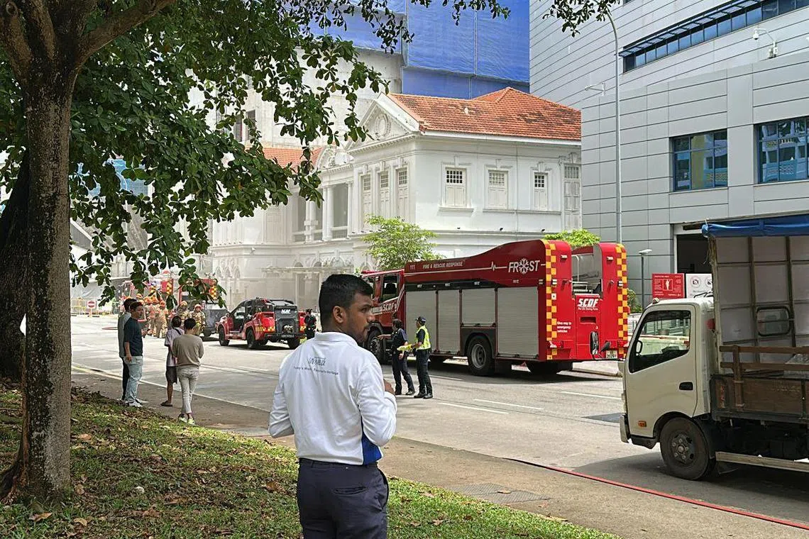 靠近失火建筑的公路上已经停了至少三辆民防车辆，建筑内未见任何火光，只能隐约看到一些白烟冒出。（读者提供）