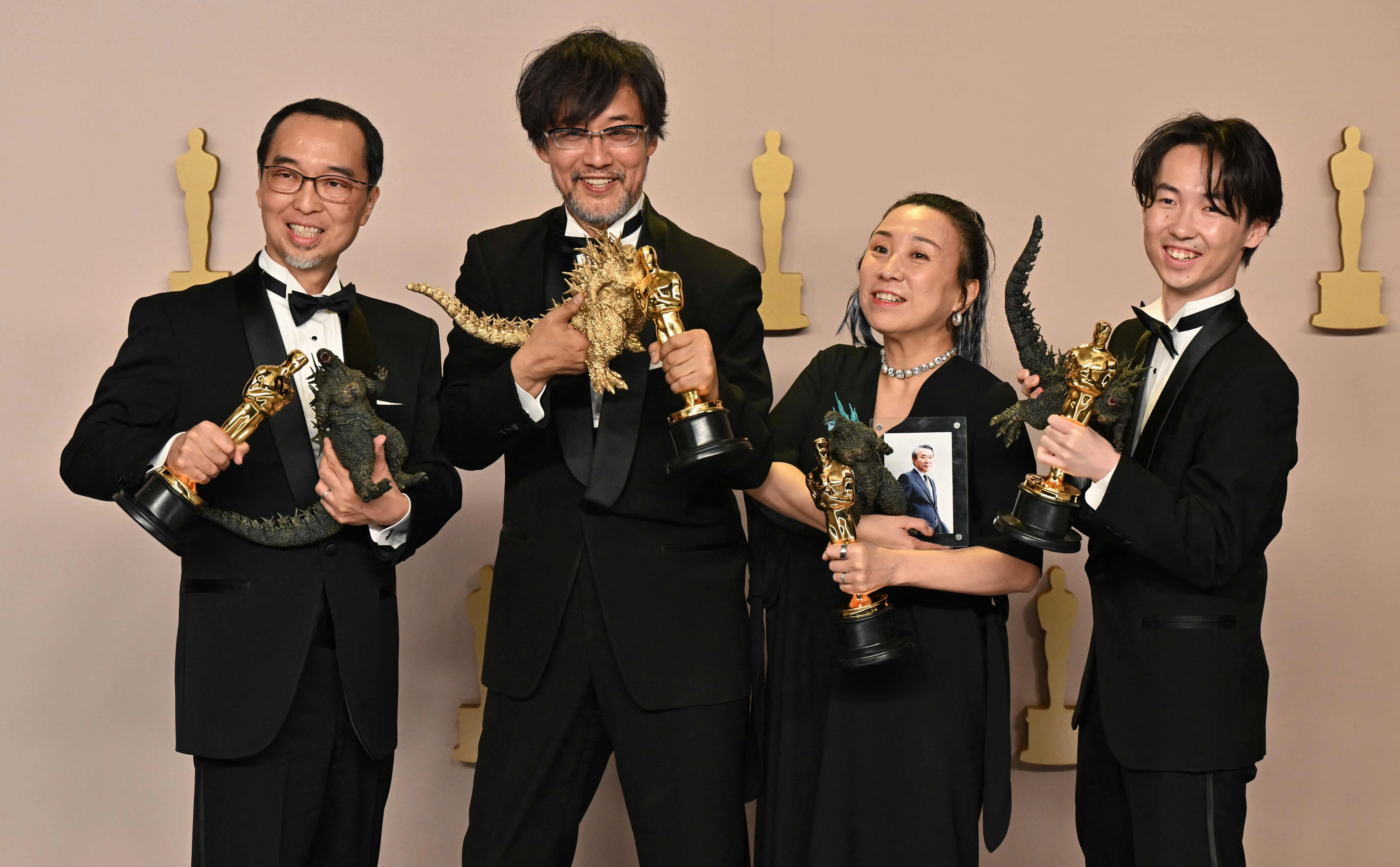 《哥斯拉-1.0》团队拿下奥斯卡最佳视觉特效奖。（法新社）