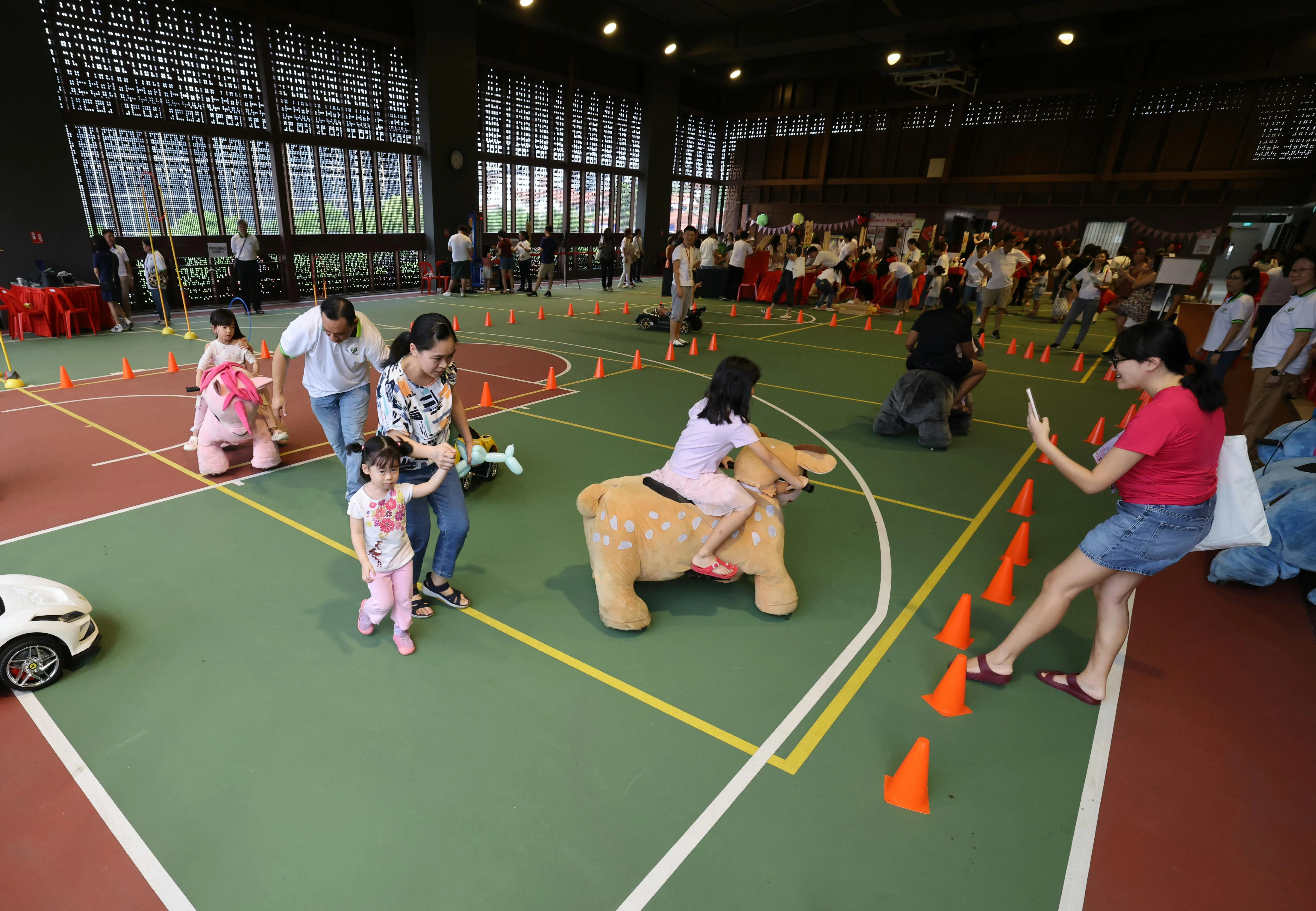 汤申民众俱乐部在三楼新建室内多用途广场，10月24日举办嘉年华并设立游戏摊位让公众享乐。（梁麒麟摄）