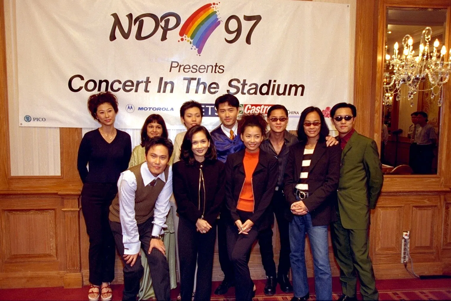 1997年，新加坡首次邀请港台艺人参加在旧国家体育场举行的国庆庆典，苏志威（前排右起）、蔡一智、蔡一杰、叶蒨文（后排左一）、张信哲（前排左一）及本地歌手陈洁仪（后排左三）都参与其盛。（档案照）