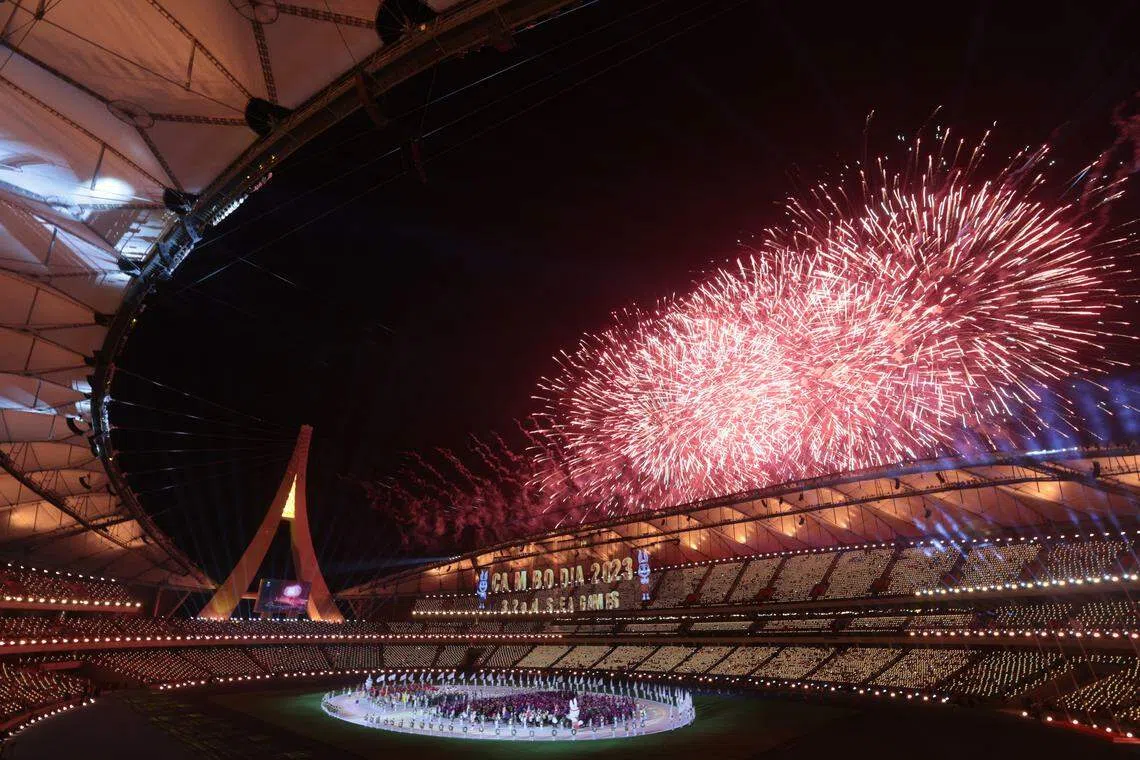 烟花璀璨，照亮整个摩罗多克泰科国家体育馆。（李冠卫摄）