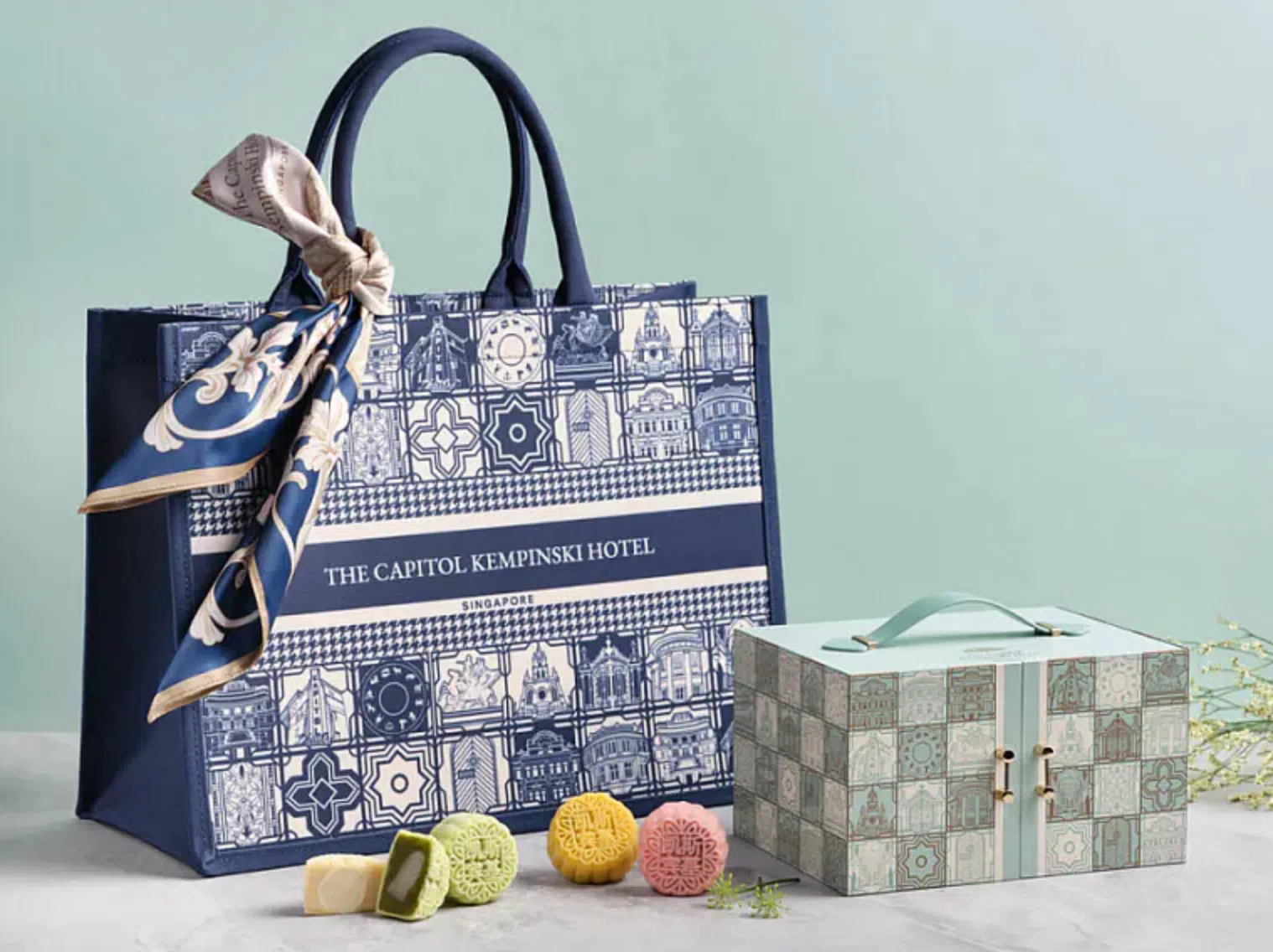 Capitol Kempinski 2022年推出的月饼送礼手提袋。袋面印上南洋传统地砖与建筑物手绘图。（Capitol Kempinski提供）