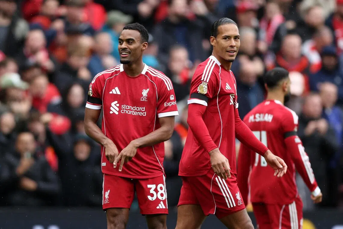 利物浦后腰格拉文贝赫（左）是上赛季英超最佳年轻球员，在中后场的拦截能力十分出众。他与荷兰国家队队友范戴克（右）配合默契，是球队上季夺冠的关键球员。（路透社档案照片）