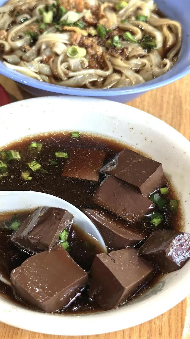 马国新山粿条仔搭配各种内脏，包括猪血块。（陈爱薇摄）