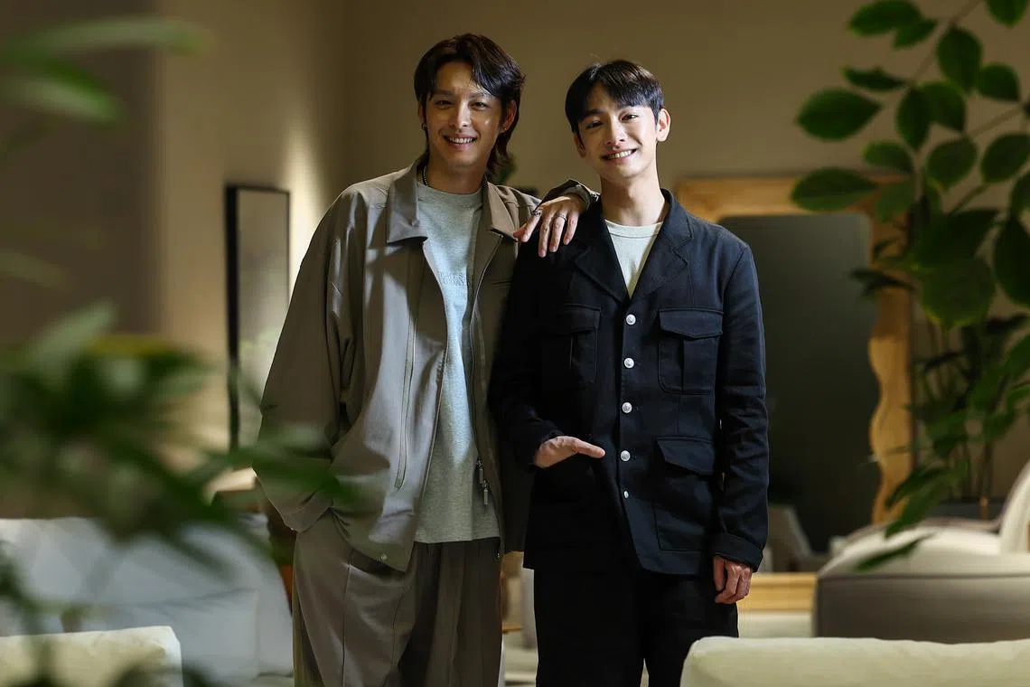 曹佑宁（左）和刘修甫戏里戏外都很有“兄弟feel”。（陈渊庄摄）