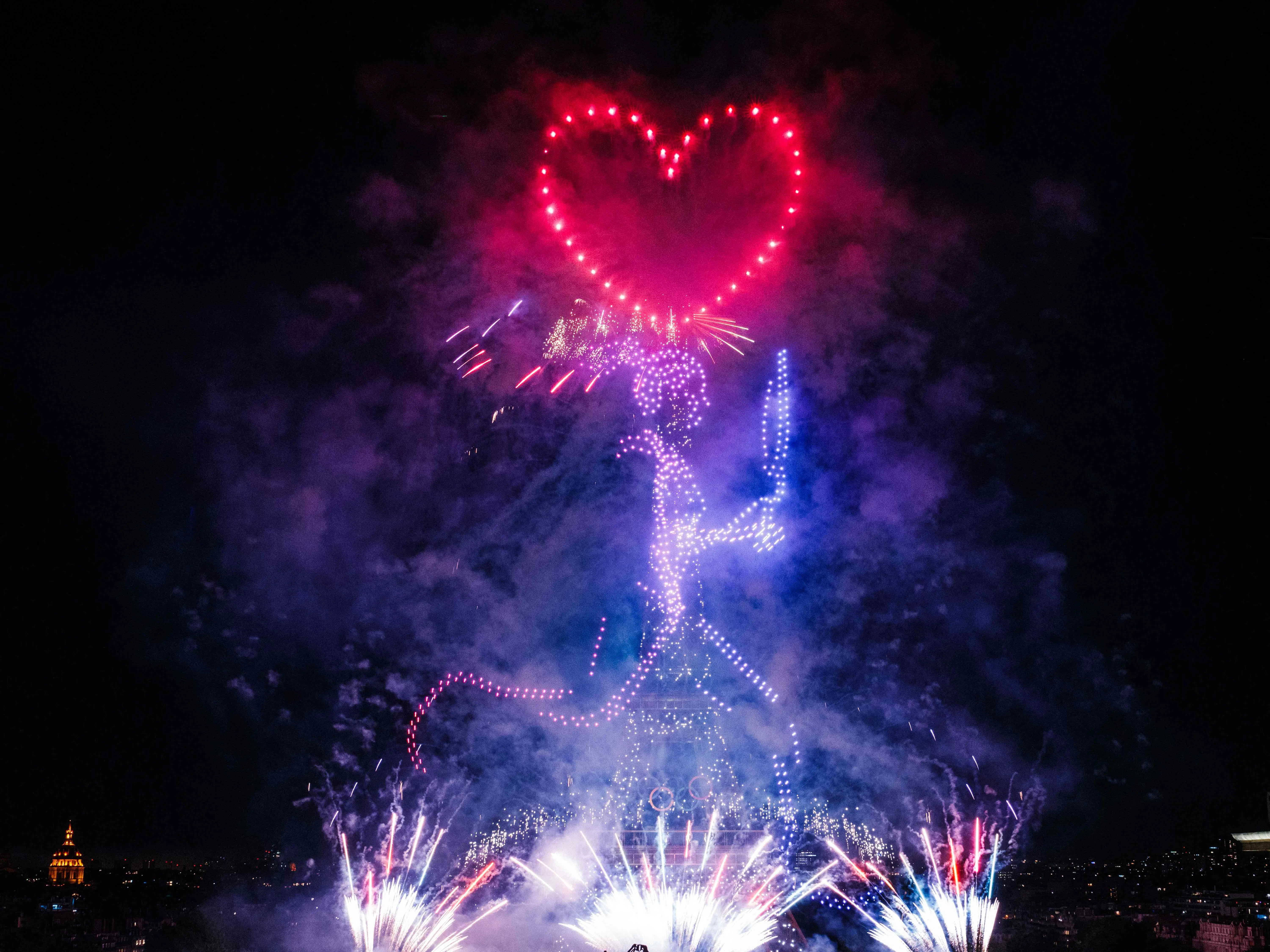 由深圳企业高巨创新所操刀的无人机表演，在7月14日法国国庆日之夜登场，为当月26日开幕的巴黎奥运会提前造势。（法新社）