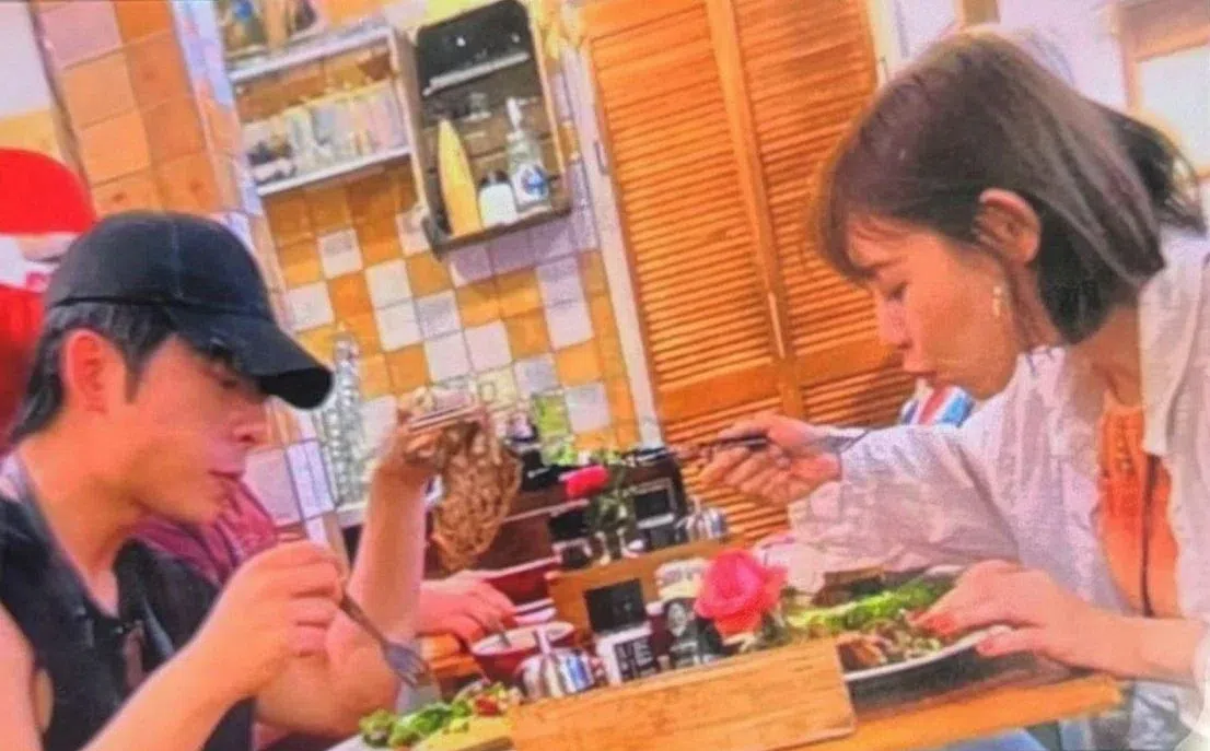 吕爵安与林明祯一起用餐的照片在互联网上传开。（互联网）