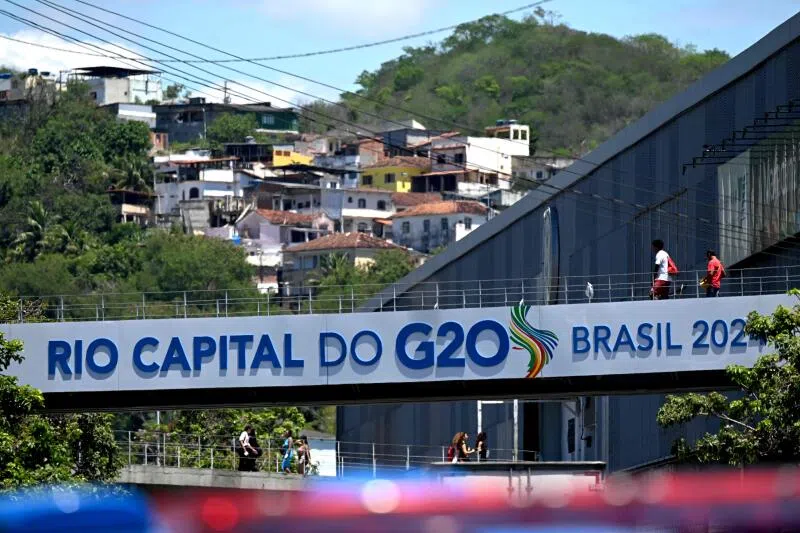 G20领导人峰会将于11月18日和19日在巴西里约热内卢举行，当地街道已挂起G20旗帜，迎接这场高规格国际峰会的到来。（法新社）