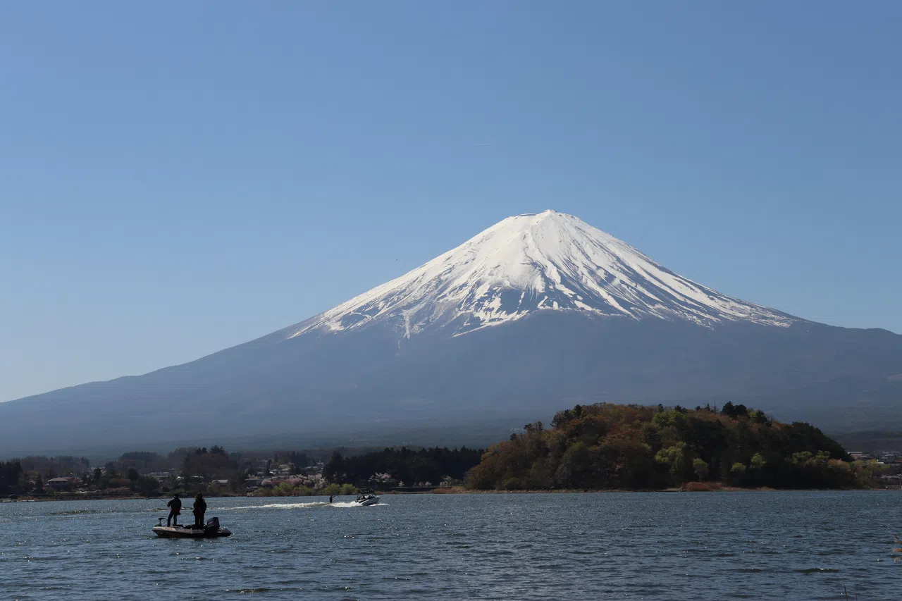 天气晴朗时，河口湖每个角落都能看到富士山。（陈芷馨摄）