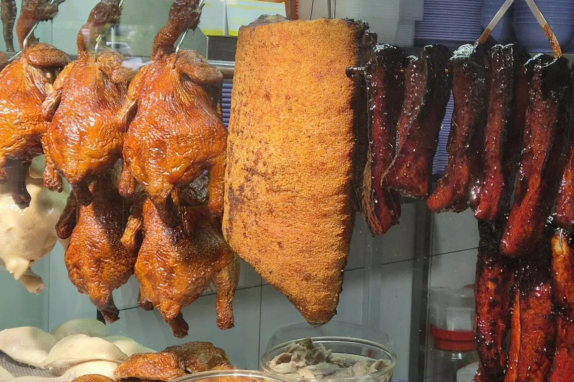 鸡肉结实弹牙，肉味香浓；烧肉外脆内嫩；叉烧微焦略甜，肥瘦相间。（陈爱薇摄）