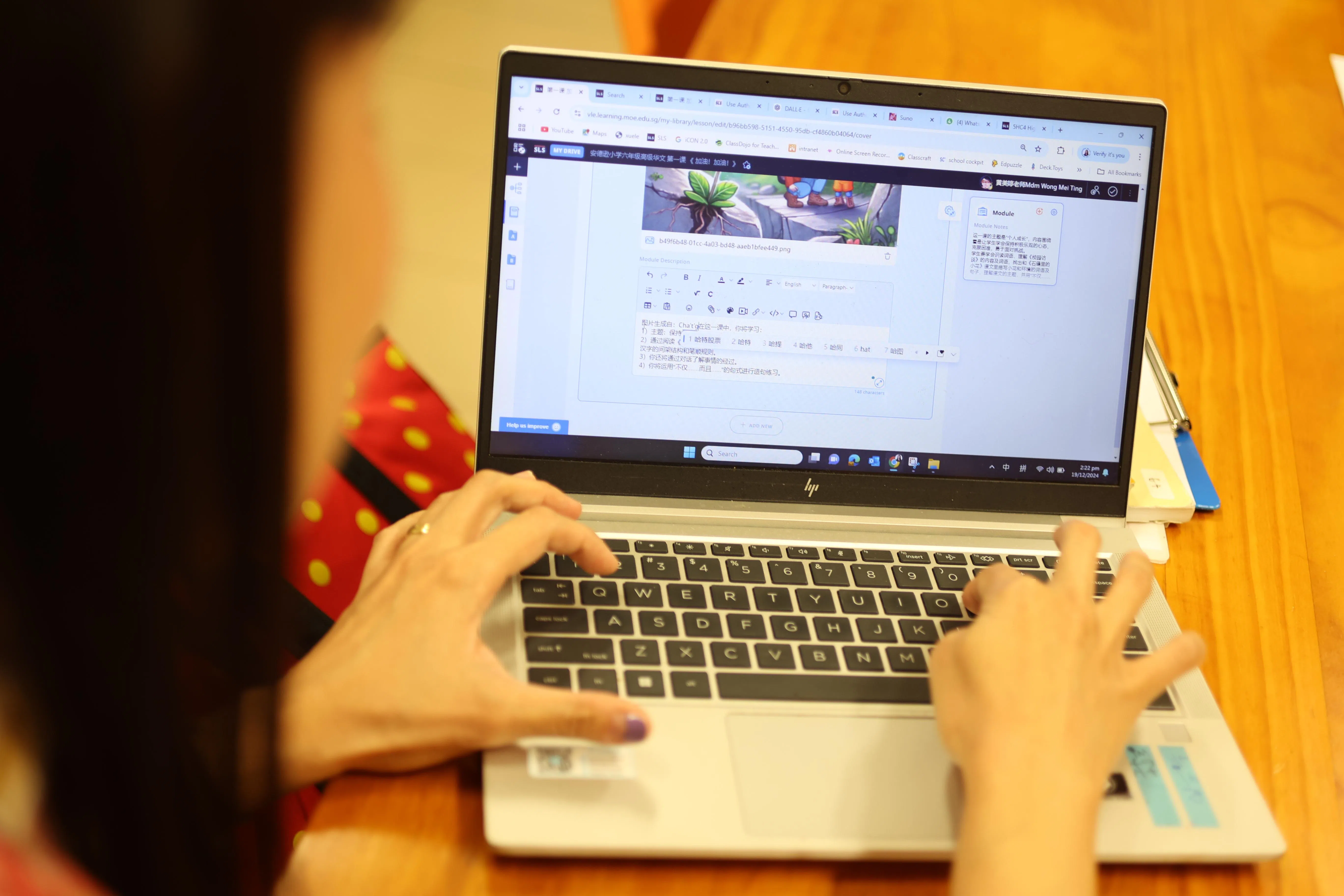 安德逊小学华文高级教师黄美婷受访时指出，教学过程中，她也会通过以身作则的方式向学生强调，若在课业中有参考或求助于人工智能工具，应如实标明。（何家俊摄）